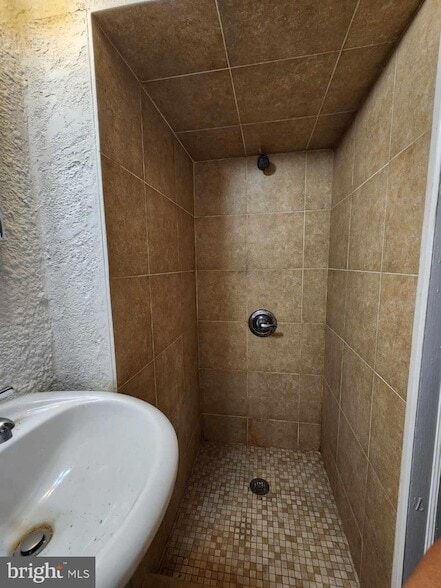 4522 Springfield Ave, Unit 1F in Philadelphia, PA - Foto de edificio - Building Photo