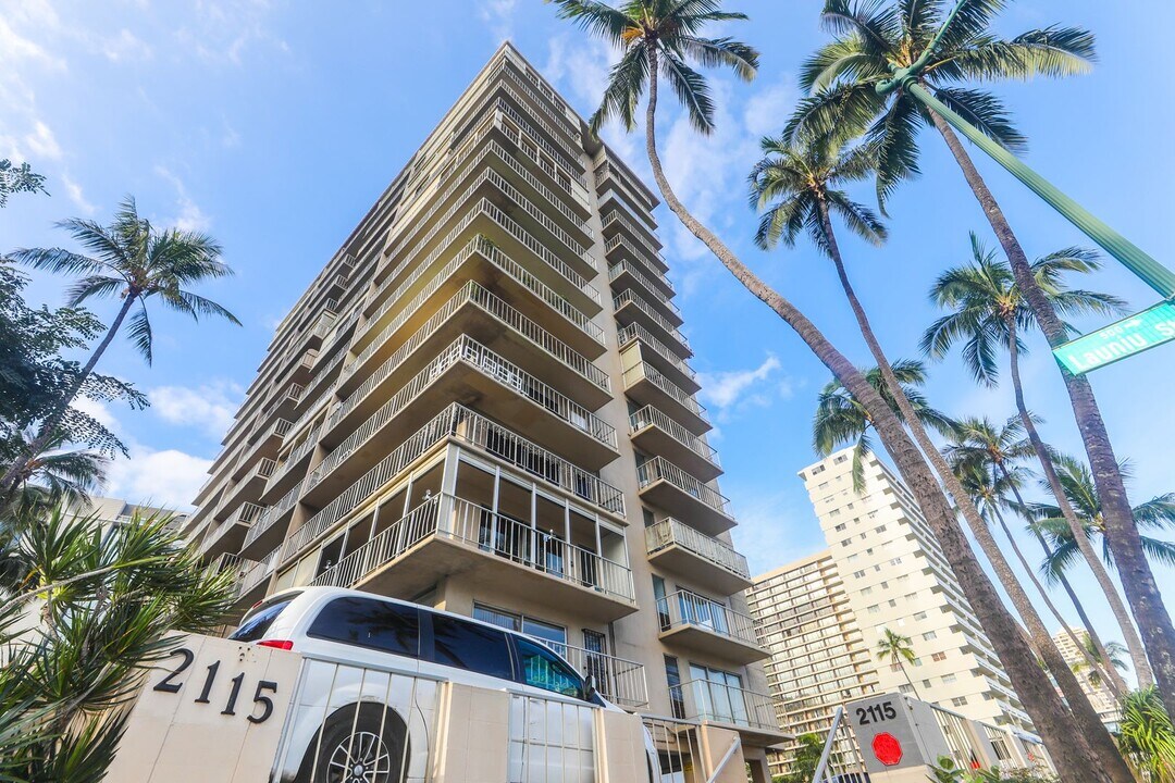 2115 Ala Wai Blvd in Honolulu, HI - Building Photo