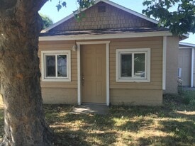 307 Pine St in Ripon, CA - Building Photo