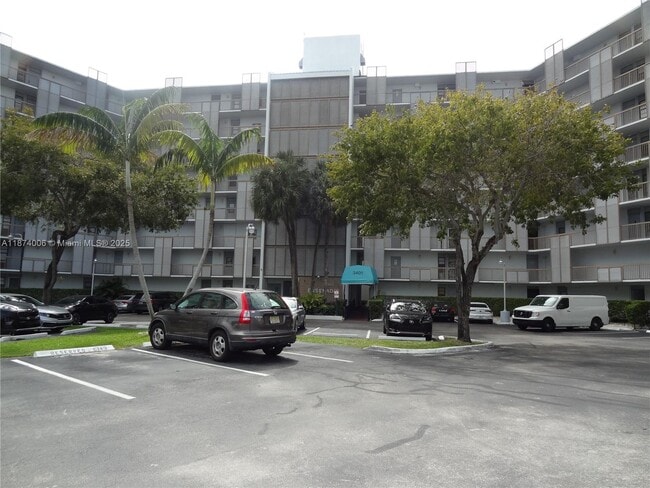 3401 N Country Club Dr in Aventura, FL - Building Photo - Building Photo