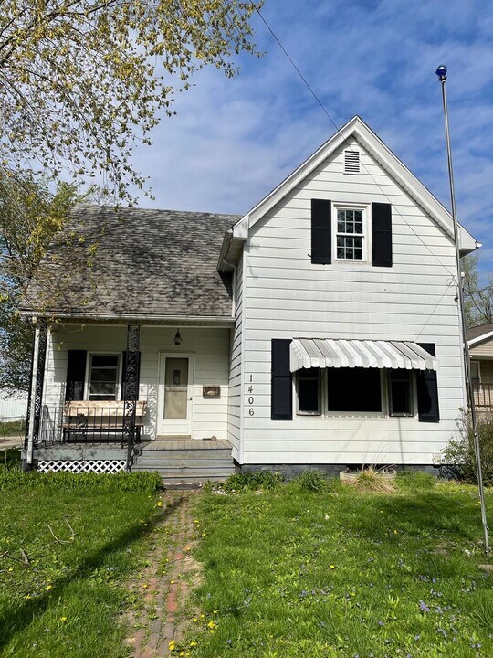 1406 N Oak St in Bloomington, IL - Foto de edificio