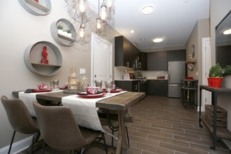 Station Village at Avenel in Avenel, NJ - Foto de edificio - Interior Photo