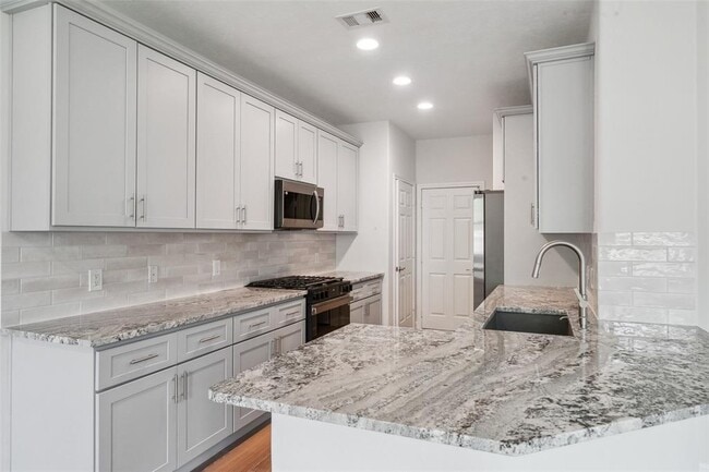 property at 10 Fairlee Ct