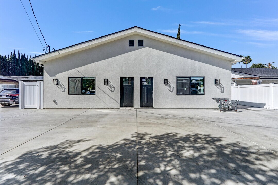 6827 Ranchito Ave in Van Nuys, CA - Building Photo