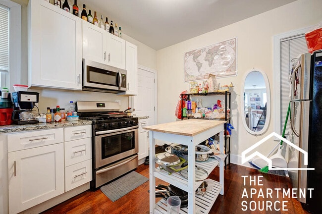 2619 W Superior St, Unit CH in Chicago, IL - Building Photo - Building Photo