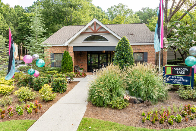 Shadow Lake Apartments in Doraville, GA - Foto de edificio - Building Photo