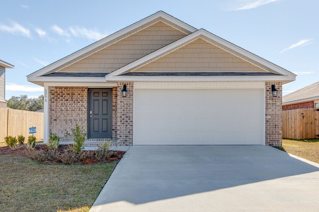 6298 Churchill Cir in Milton, FL - Building Photo