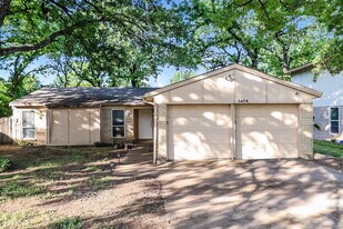 5404 Lansingford Trail in Arlington, TX - Building Photo