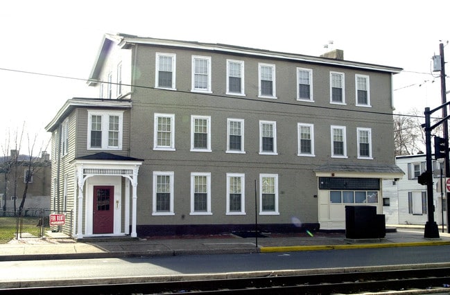 200 E Broad St in Burlington, NJ - Foto de edificio - Building Photo