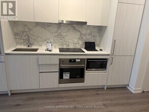 225 Commerce St in Vaughan, ON - Building Photo - Building Photo