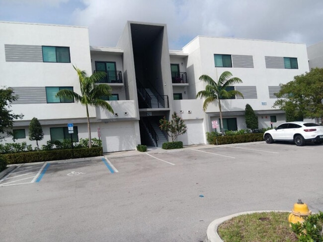 3050 NW 68th St in Fort Lauderdale, FL - Building Photo - Building Photo