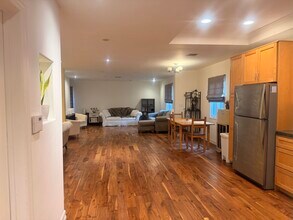 22453 Clarendon St in Woodland Hills, CA - Building Photo - Building Photo