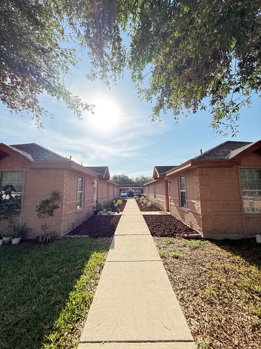 1519 Orlando St, Unit D in Edinburg, TX - Building Photo