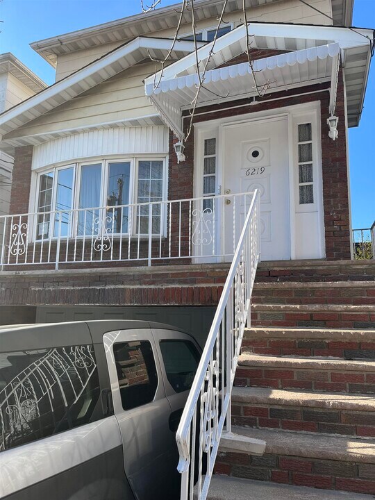 6219 Polk St in West New York, NJ - Building Photo