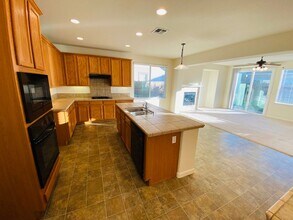 5512 Claudied Way in Elk Grove, CA - Building Photo - Building Photo