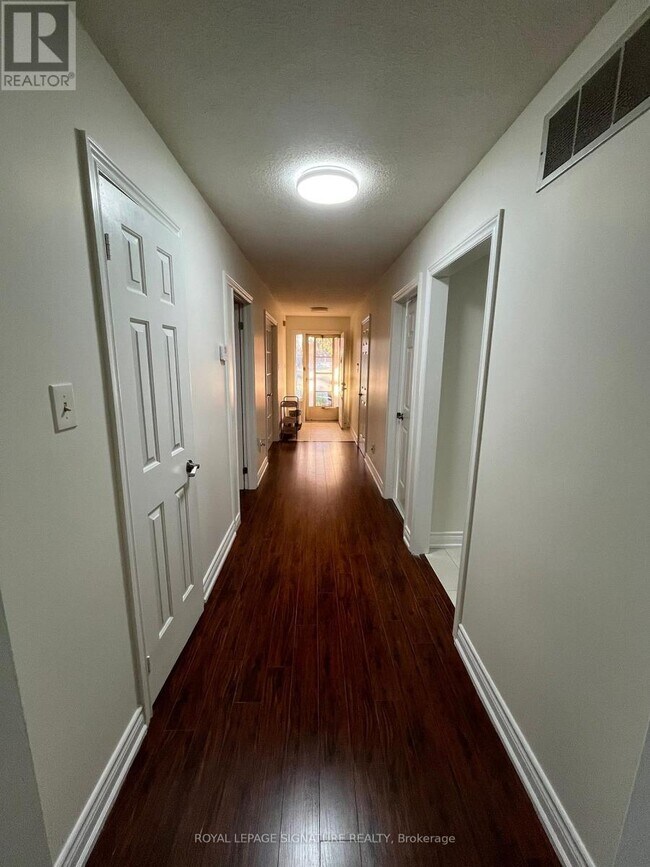 327 Evergreen Crescent in Oakville, ON - Building Photo - Building Photo