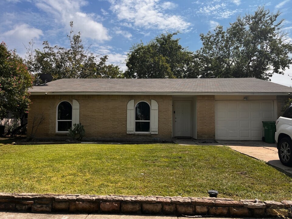 2114 Highbury Rd in Carrollton, TX - Building Photo