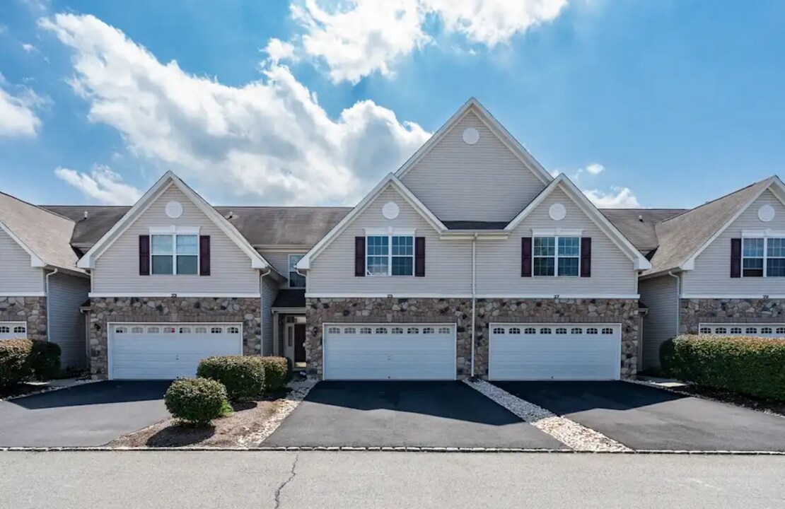 25 Blake Dr in Pennington, NJ - Building Photo