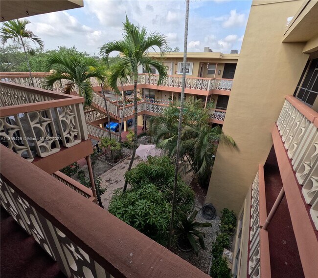 1943 Monroe St-Unit -309A in Hollywood, FL - Building Photo - Building Photo