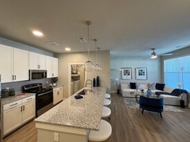 425 El Rio St in San Marcos, TX - Building Photo