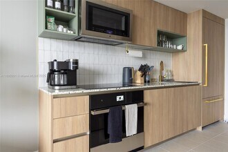 159 NE 6th St, Unit 3808 in Miami, FL - Building Photo - Building Photo