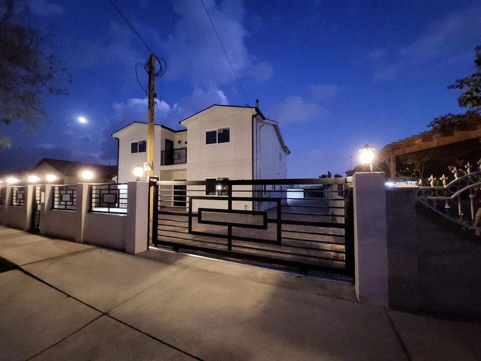 10934 Nettleton St in Sun Valley, CA - Foto de edificio