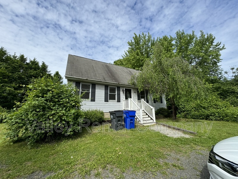 153 Amherst Rd in Sunderland, MA - Building Photo