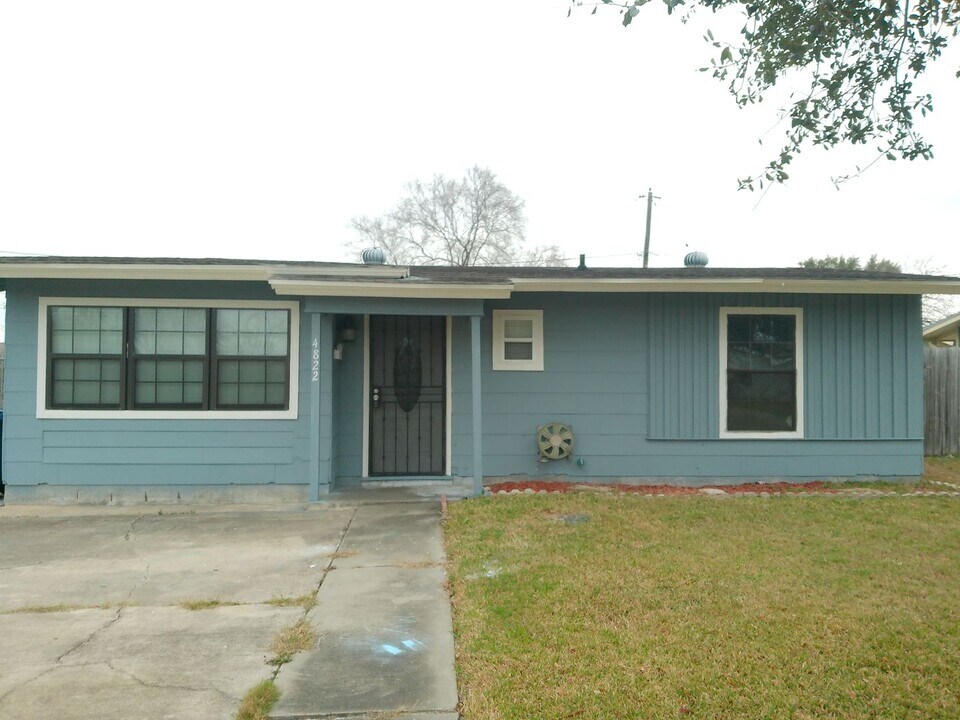 4822 Mokry Dr in Corpus Christi, TX - Building Photo