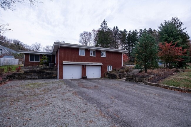 3180 Pinecrest Ct in Murrysville, PA - Foto de edificio - Building Photo