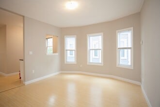 33 Bromfield Rd, Unit 1 in Somerville, MA - Building Photo - Building Photo