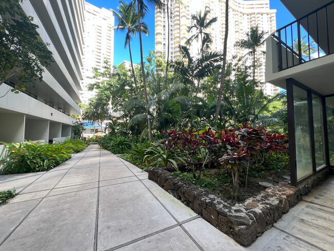 425 ena Rd, Unit 808 in Honolulu, HI - Foto de edificio - Building Photo