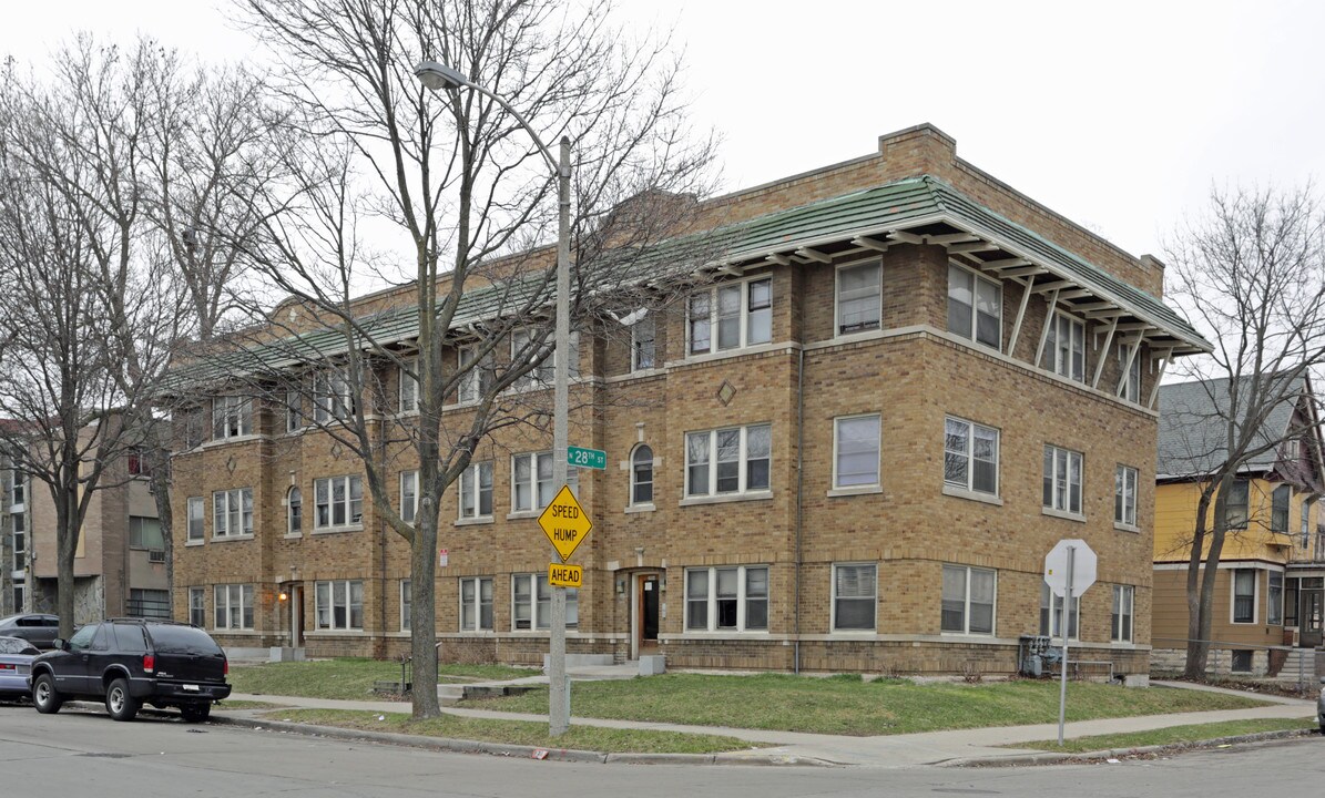 2804-2810 W Kilbourn Ave in Milwaukee, WI - Foto de edificio