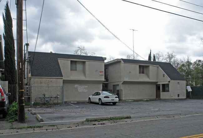 Elizabeth Apartments in Sacramento, CA - Building Photo - Building Photo