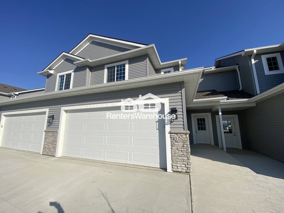 7000 Lake Hill Dr in Des Moines, IA - Building Photo