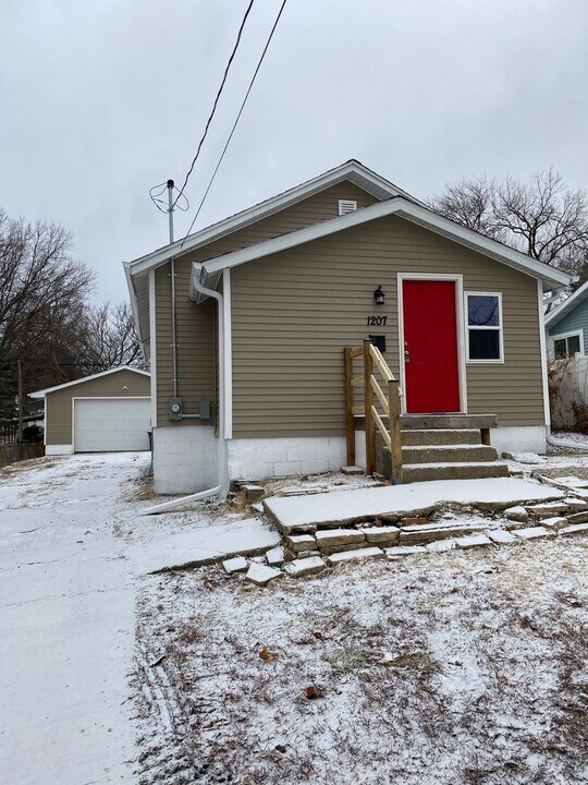 1207 Bundy St in Des Moines, IA - Building Photo