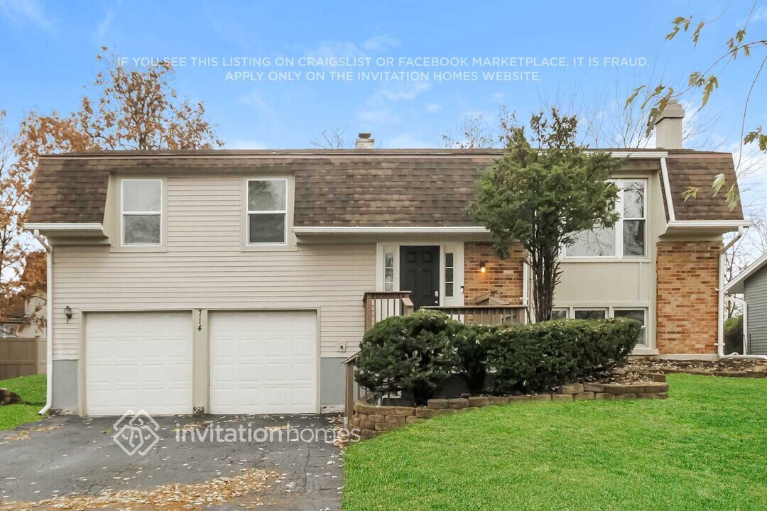 714 N Pinecrest Rd in Bolingbrook, IL - Building Photo