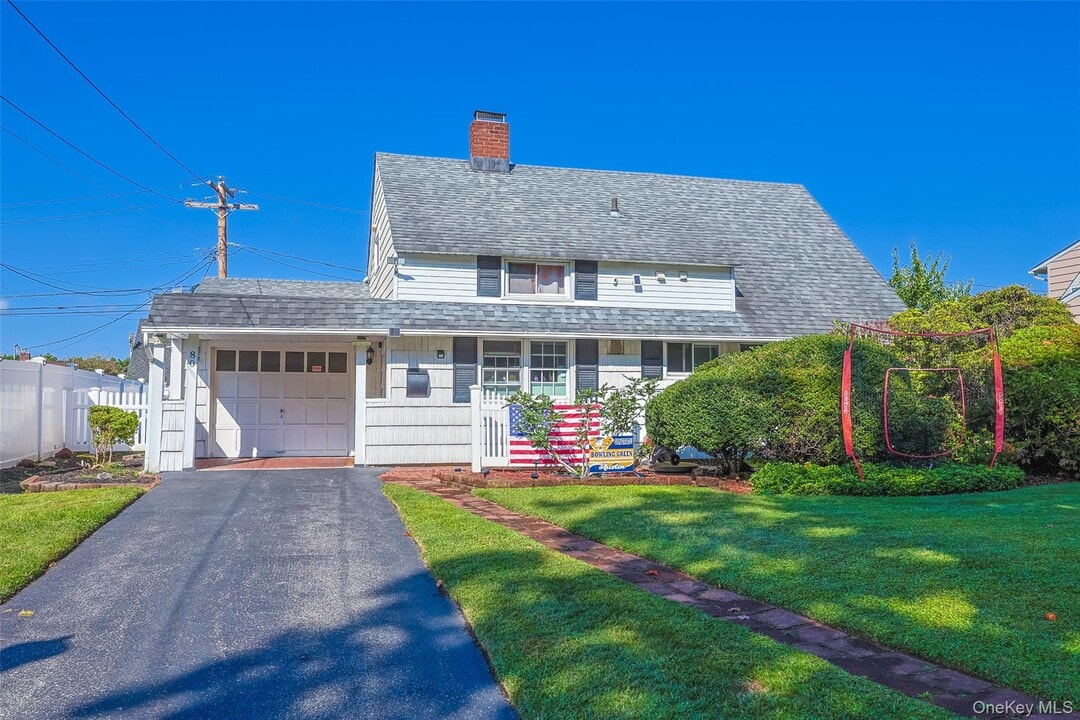 80 Cypress Ln E in Westbury, NY - Building Photo