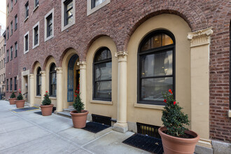 335-341 E 17th St in New York, NY - Foto de edificio - Building Photo