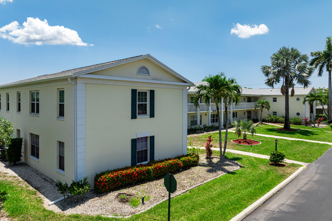 Stratford Place Condominium in Ft. Myers, FL - Building Photo