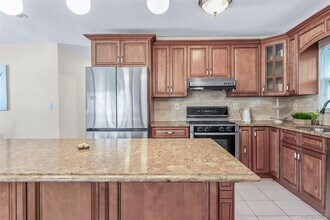 45 21 Iris Ln in Great Neck, NY - Building Photo - Building Photo