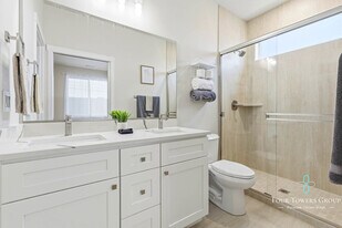 1205 NE Emerald Dr in Hermiston, OR - Building Photo