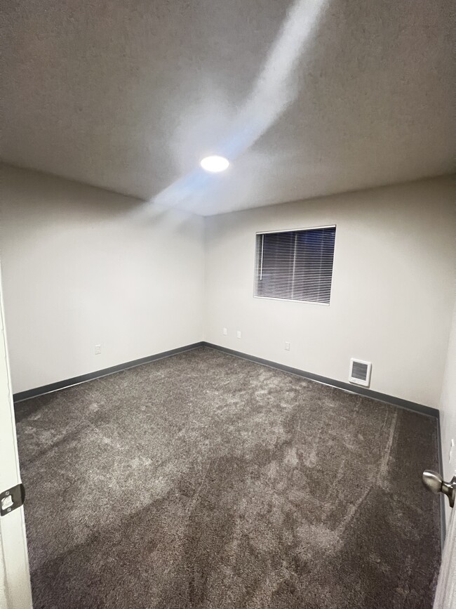 511 W Brown Ave, Unit APT B in Kellogg, ID - Building Photo - Building Photo