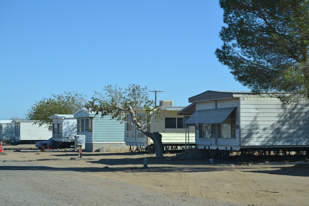 1544 N Guam St in Ridgecrest, CA - Foto de edificio
