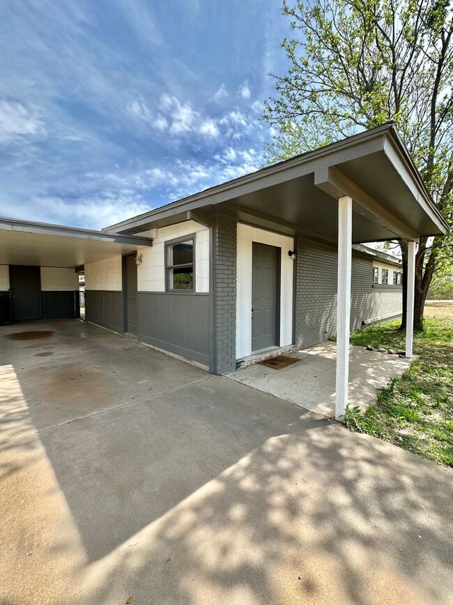 2401 Field St in San Angelo, TX - Foto de edificio - Building Photo