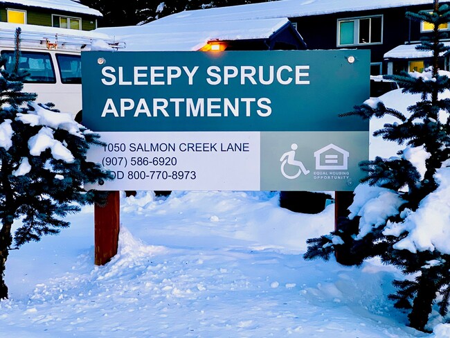 Sleepy Spruce in Juneau, AK - Foto de edificio - Building Photo