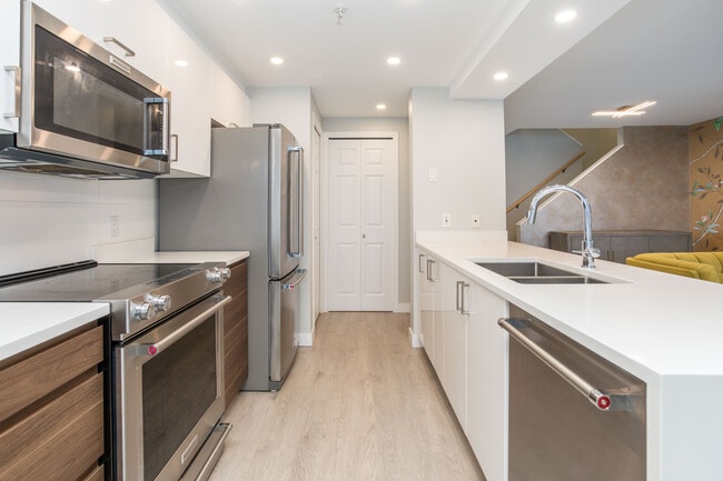 1228 Marinaside Crescent in Vancouver, BC - Building Photo - Building Photo