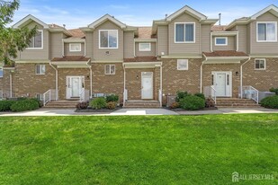 53 Marina Vw Dr in Sewaren, NJ - Building Photo