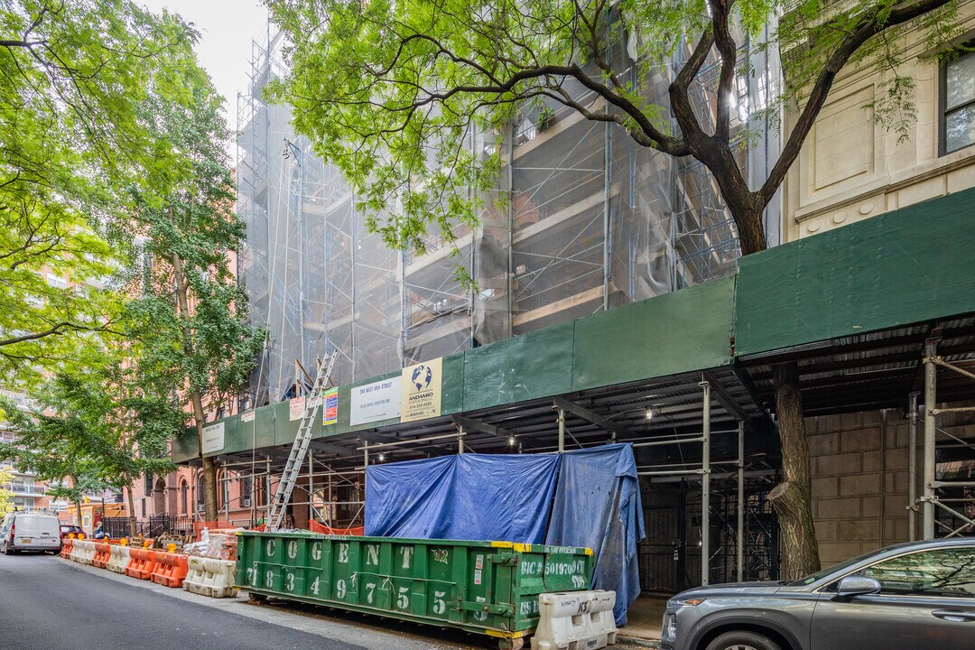 202-204 W 98th St in New York, NY - Building Photo