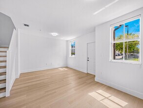 8079 W 36th Ave in Hialeah, FL - Foto de edificio - Building Photo