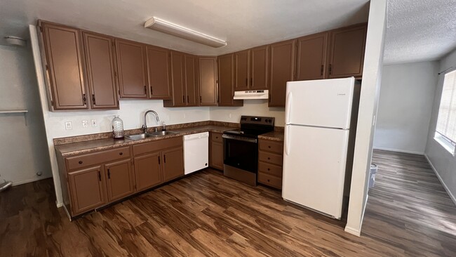 3421 Box Canyon Ave in Gallup, NM - Foto de edificio - Building Photo